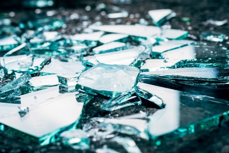 Que faire des fragments d'un miroir brisé pour qu'un terrible présage ne se réalise pas