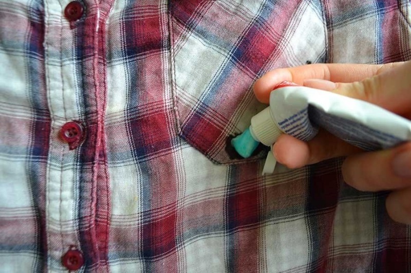 10 façons d'éliminer les taches d'huile de machine sur les vêtements de l'époux
