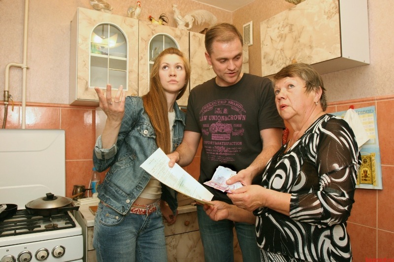 Ils ont fait des réparations dans un appartement loué avec le consentement de l'hôtesse et sont finalement restés dans la rue